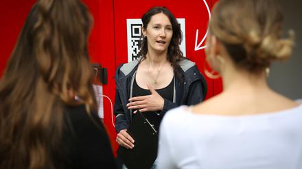 Das Medieninnovationszentrum Babelsberg ist ab Donnerstag mit einem roten Mobil im Land unterwegs, um den Brandenburgern das Thema Künstliche Intelligenz nahezubringen.
