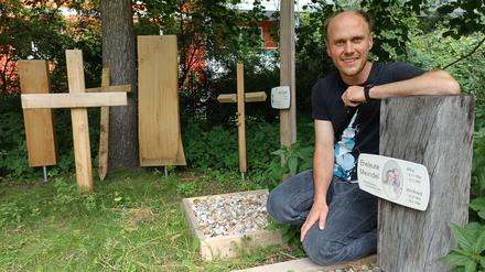 Der Lichtenberger Thomas Beck entwirft und produziert Grabmale aus Holz. Foto: Dominik Lenze