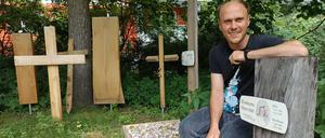 Der Lichtenberger Thomas Beck entwirft und produziert Grabmale aus Holz. Foto: Dominik Lenze