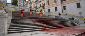 26.06.2024, Italien, Rom: Arbeiter der Stadt Rom reinigen die Spanische Treppe, nachdem Aktivisten sie mit roter Farbe beschmiert haben, um gegen Gewalt an Frauen zu protestieren. Foto: Andrew Medichini/AP/dpa +++ dpa-Bildfunk +++