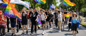 Am 1. Juni fand in Rheinsberg zum ersten Mal ein CSD statt. Etwa 400 Menschen kamen und demonstrierten für queere Rechte. 