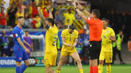 Jubel nach Abpfiff: Rumänien und Slowakei trennen sich 1-1 und stehen damit beide im Achtelfinale.