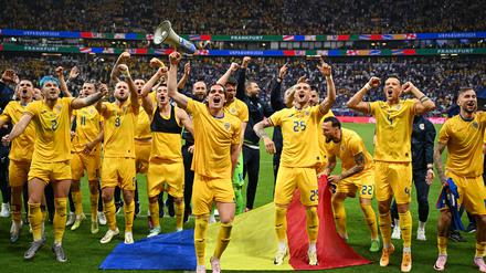 26.06.2024, Hessen, Frankfurt/M.: Fußball, UEFA Euro 2024, EM, Slowakei - Rumänien, Vorrunde, Gruppe E, Spieltag 3, Frankfurt Arena, Rumäniens Ianis Hagi (M) und weitere Spieler feiern das 1:1 nach dem Abpfiff. Foto: Arne Dedert/dpa +++ dpa-Bildfunk +++