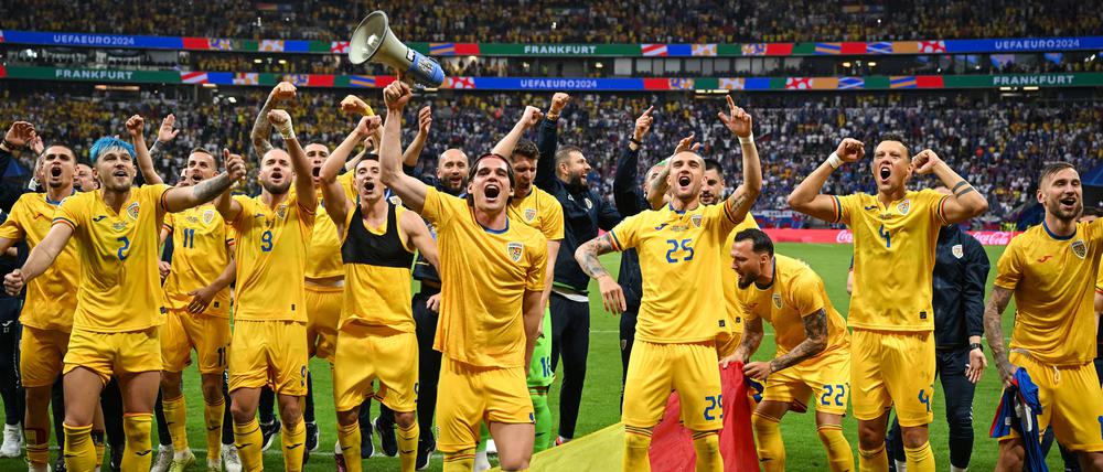 26.06.2024, Hessen, Frankfurt/M.: Fußball, UEFA Euro 2024, EM, Slowakei - Rumänien, Vorrunde, Gruppe E, Spieltag 3, Frankfurt Arena, Rumäniens Ianis Hagi (M) und weitere Spieler feiern das 1:1 nach dem Abpfiff. Foto: Arne Dedert/dpa +++ dpa-Bildfunk +++