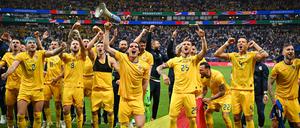26.06.2024, Hessen, Frankfurt/M.: Fußball, UEFA Euro 2024, EM, Slowakei - Rumänien, Vorrunde, Gruppe E, Spieltag 3, Frankfurt Arena, Rumäniens Ianis Hagi (M) und weitere Spieler feiern das 1:1 nach dem Abpfiff. Foto: Arne Dedert/dpa +++ dpa-Bildfunk +++