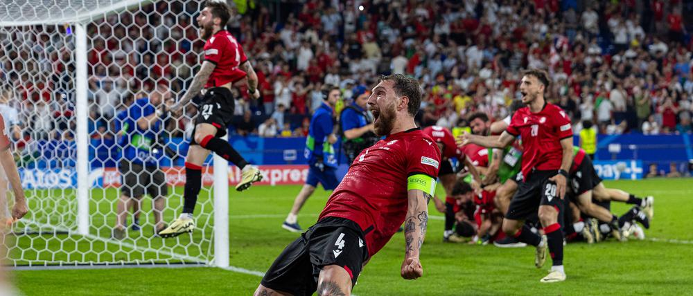 Football - UEFA EURO, EM, Europameisterschaft,Fussball 2024 - Group F - Georgia v Portugal GELSENKIRCHEN, GERMANY - Wednesday, June 26, 2024: Georgia s captain Guram Kashia leads the celebrations after the UEFA Euro 2024 Group F match between Georgia and Portugal at the Arena AufSchalke. Georgia won 2-0. Photo by David Rawcliffe/Propaganda GELSENKIRCHEN Arena AufSchalke NORTH RHINE-WESTPHALIA GERMANY PUBLICATIONxNOTxINxUK Copyright: xDavidxRawcliffex P2024-06-26-Georgia_Portugal-139