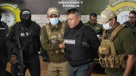 Die bolivianische Polizei hält den festgenommenen Juan Jose Zuniga, ehemaliger Generalkommandant der Armee. 