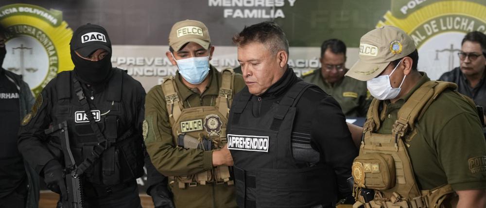 Die bolivianische Polizei hält den festgenommenen Juan Jose Zuniga, ehemaliger Generalkommandant der Armee. 