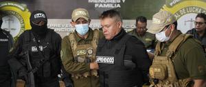 Die bolivianische Polizei hält den festgenommenen Juan Jose Zuniga, ehemaliger Generalkommandant der Armee.