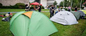 Teilnehmer bauen vor dem Henry-Ford-Bau an der Freien Universität Berlin (FU) Zelte auf.