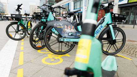 E-Scooter, Elektroroller und Fahrräder verschiedener Leihanbieter stehen in einer Jelbi-Sharingzone am Alexanderplatz.