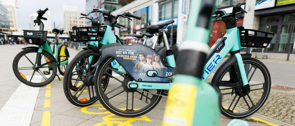 E-Scooter, Elektroroller und Fahrräder verschiedener Leihanbieter stehen in einer Jelbi-Sharingzone am Alexanderplatz.