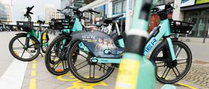 E-Scooter, Elektroroller und Fahrräder verschiedener Leihanbieter stehen in einer Jelbi-Sharingzone am Alexanderplatz.
