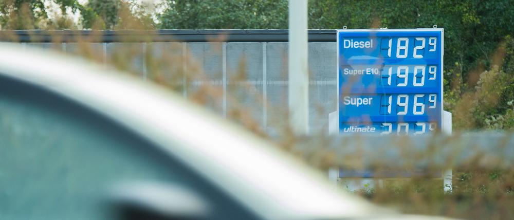 Die Preisanzeige einer Tankstelle an der Autobahn A7 im Landkreis Hildesheim.