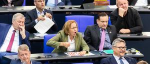 Beatrix von Storch, stellvertretende Vorsitzende der AfD-Fraktion, empört sich im Plenum des Deutschen Bundestages.