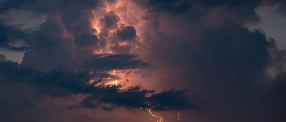 Blitze entladen sich während eines Gewitters.