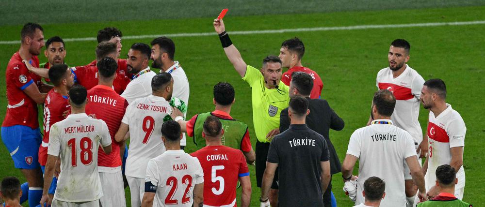 Der rumänische Schiedsrichter Istvan Kovacs zeigt dem tschechischen  Stürmer Tomas Chory im Spiel gegen die Türkei die Rote Karte.