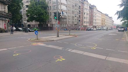 Gelbe und orangefarbene Markierungen sind am Morgen nach dem tödlichen Unfall auf der Hermannstraße zu sehen.