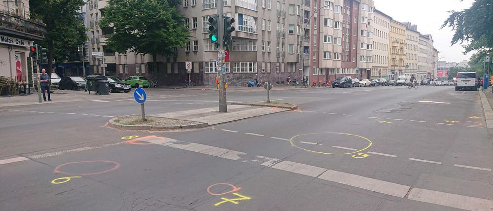 Gelbe und orangefarbene Markierungen sind am Morgen nach dem tödlichen Unfall auf der Hermannstraße zu sehen.