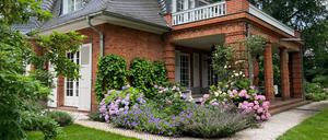 Romantische Farbtöne dominieren die Blütenwelt im Villengarten Landhaus Gugenheim in Potsdam-Babelsberg.