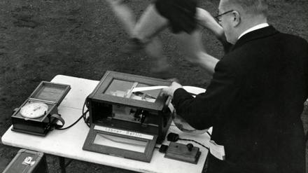 Kolumne „Aus der Zeit“. Zeitmessung von Lauf-Wettbewerben bei den Olympischen Spielen 1936 in Berlin mithilfe einer Installation des Berliner Unternehmens Löbner.