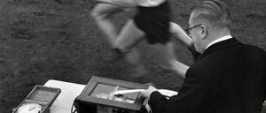 Kolumne „Aus der Zeit“. Zeitmessung von Lauf-Wettbewerben bei den Olympischen Spielen 1936 in Berlin mithilfe einer Installation des Berliner Unternehmens Löbner.