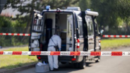 Ein Mitarbeiter der Spurensicherung ist in Erfurt vor einem Einsatzfahrzeug zu sehen. 