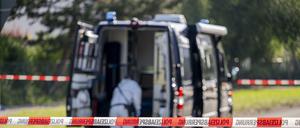 Ein Mitarbeiter der Spurensicherung ist in Erfurt vor einem Einsatzfahrzeug zu sehen.