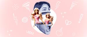 Zwei Barbiepuppen in rosa Kleidern
