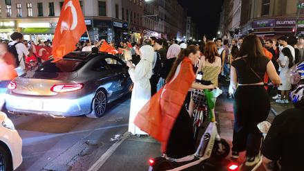 Türken feiern den Sieg ihrer Mannschaft und den Einzug ins Achtelfinale 