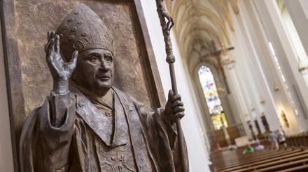 Eine Skulptur von Papst Benedikt XVI. in der katholischen Frauenkirche in München.