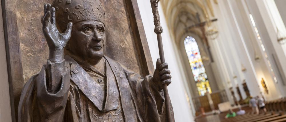 Eine Skulptur von Papst Benedikt XVI. in der katholischen Frauenkirche in München.