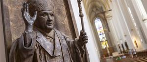 Eine Skulptur von Papst Benedikt XVI. in der katholischen Frauenkirche in München.