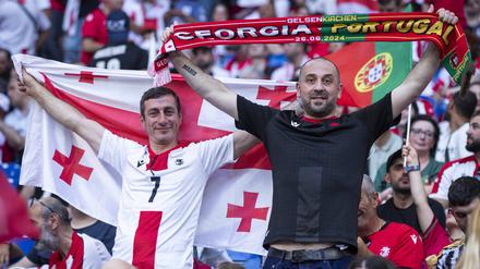 Auf den Rängen feiern auch Fans unterschiedlicher Nationen miteinander.