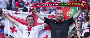 Auf den Rängen feiern auch Fans unterschiedlicher Nationen miteinander.