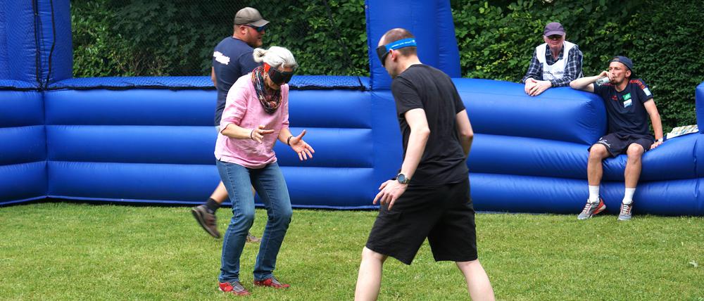 Inklusives Sportfest des Blindenhilfswerks Berlin: Wer sehen kann, kann sich bei Showdown und Blindenfußball die Augen verbinden lassen.