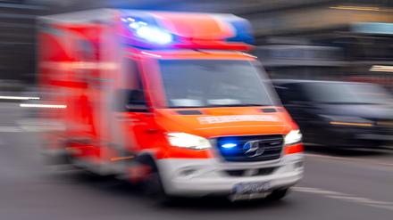 Ein Rettungswagen der Feuerwehr fährt mit Blaulicht zum Einsatz.