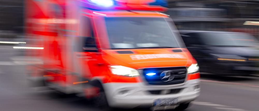 Ein Rettungswagen der Feuerwehr fährt mit Blaulicht zum Einsatz.