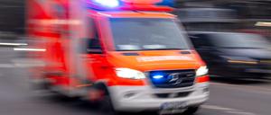 Ein Rettungswagen der Feuerwehr fährt mit Blaulicht zum Einsatz.