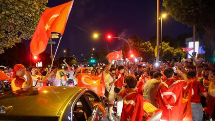 Fans der türkischen Mannschaft feiern nahe der Reeperbahn in Hamburg mit einem Autokorso den Sieg ihrer Mannschaft.