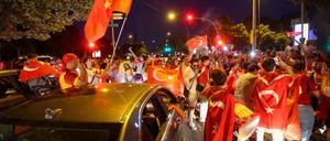 Fans der türkischen Mannschaft feiern nahe der Reeperbahn in Hamburg mit einem Autokorso den Sieg ihrer Mannschaft.