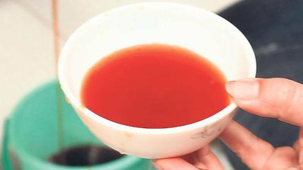 Zutaten der Red-Boat-Fischsauce: schwarze Sardellen, Meersalz und sehr viel Zeit. 