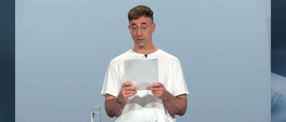 Tijan Sila im Klagenfurter ORF-Studio bei seiner Lesung.