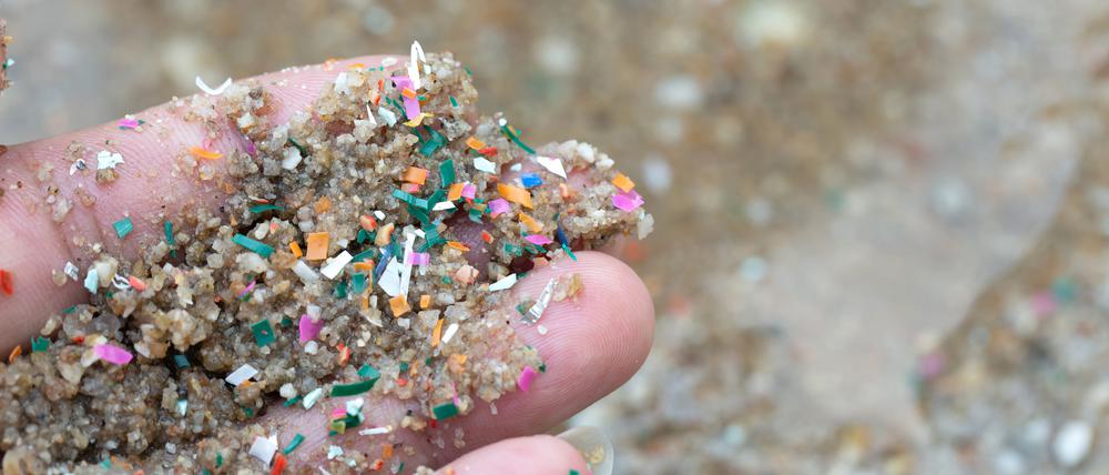 Mikroplastikkügelchen liegen auf einer Hand. Die kleinen Plastikteilchen mit einer Größe unter fünf Millimeter verschmutzen die Meere und werden oft von Fischen und anderen Meeresbewohnern aufgenommen.