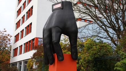 Die „Menzel-Hand“ an der Altonaer Straße ist das Wahrzeichen des Gymnasiums Tiergarten, das 2012 aus Menzel- und Kleist-Gymnasium fusioniert wurde. 