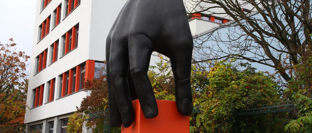 Die „Menzel-Hand“ an der Altonaer Straße ist das Wahrzeichen des Gymnasiums Tiergarten, das 2012 aus Menzel- und Kleist-Gymnasium fusioniert wurde.