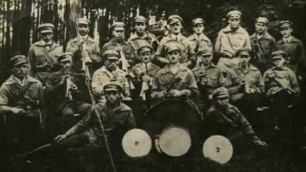 Vor 100 Jahren wurde der Rote Frontkämpferbund gegründet, ein kommunistischer Wehrverband. Das Foto zeigt den Ortsverband Nowawes.