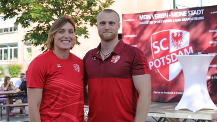Diskuswerfer Kristin Pudenz und Clemens Prüfer am Mittwoch beim Sommerfest des SC-Potsdam. Die Deutsche Leichtathletik-Meisterschaft stellt für beide die letzte Hürde vor Olympia dar. 