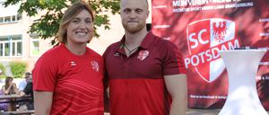 Diskuswerfer Kristin Pudenz und Clemens Prüfer am Mittwoch beim Sommerfest des SC-Potsdam. Die Deutsche Leichtathletik-Meisterschaft stellt für beide die letzte Hürde vor Olympia dar.