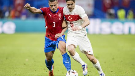 Kenan Yildiz (19, r.) ist ein belebendes Element auf der linken Außenseite der Türken, wenngleich er am Mittwoch etwas glücklos agierte.